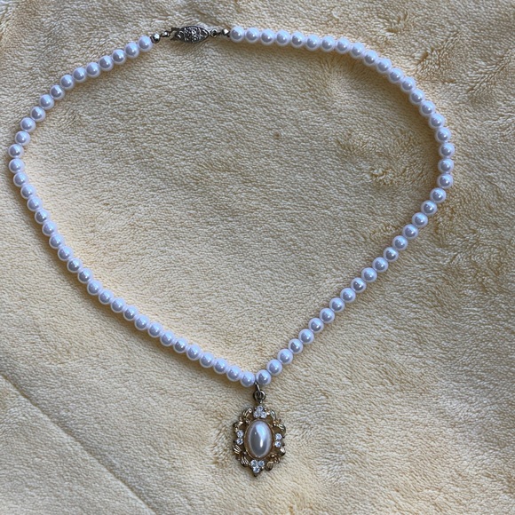 Faux pearl necklace with pendant - Picture 3 of 5